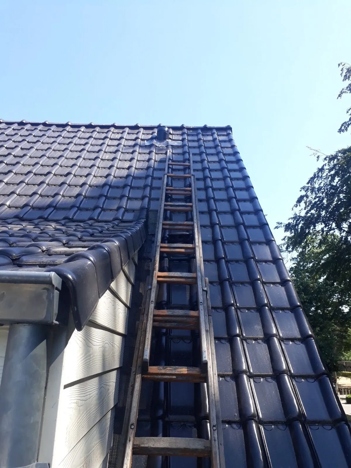 Dakwerken met nieuwe zwarte dakpannen – IDGS Constructions, regio Lier