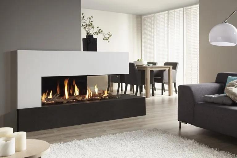 Doorkijkgashaard als scheiding tussen living en eethoek