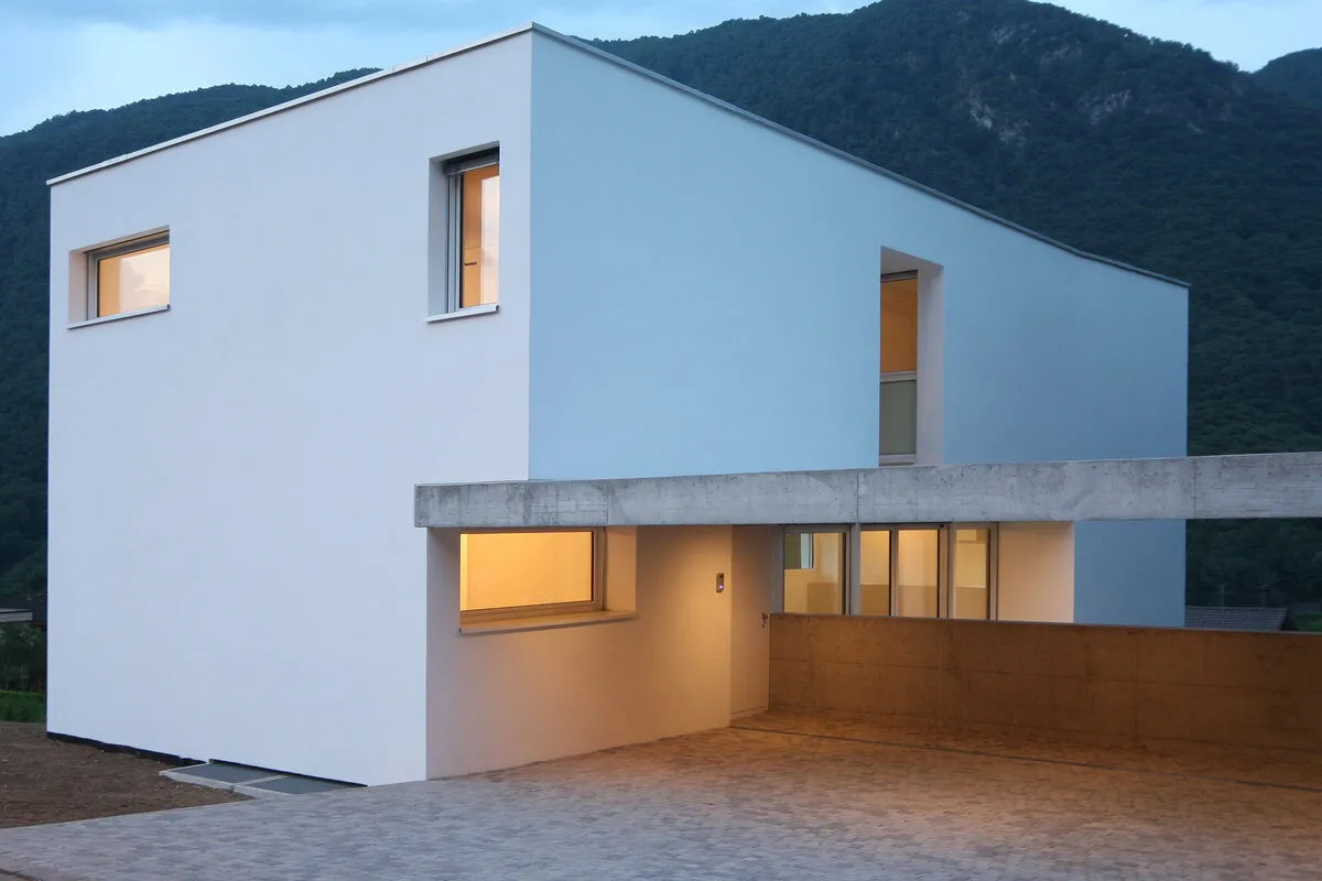 Moderne villa met witte crepi-gevel
