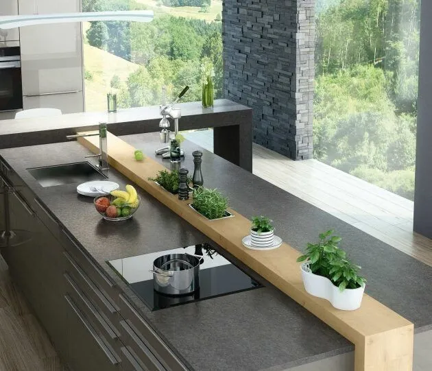 Keuken met donker werkblad en eikenhouten plank voor kruiden