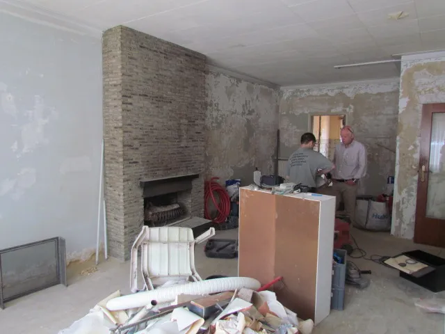 Living tijdens de renovatie met oude schouw – IDGS Constructions, regio Mechelen