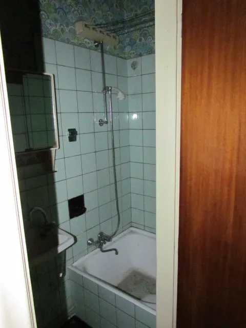 Oude badkamer met ligbad vóór de renovatie – IDGS Constructions, regio Vilvoorde
