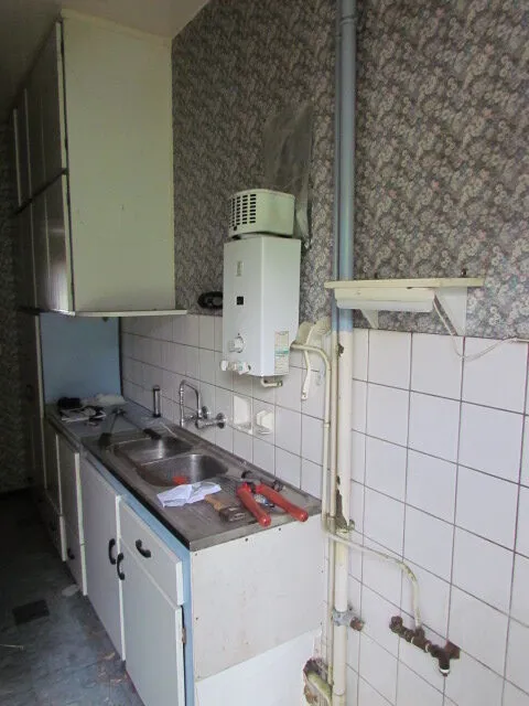 Oude keuken met geiser vóór de renovatie – IDGS Constructions, regio Brussel