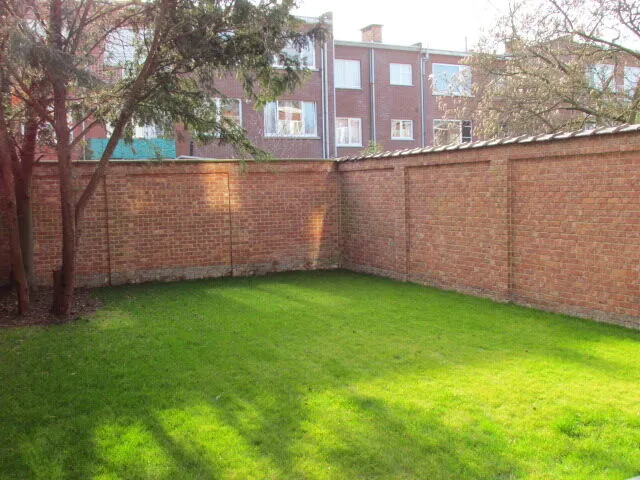 Aangelegde tuin met nieuw gazon en tuinmuur – IDGS Constructions, regio Kontich