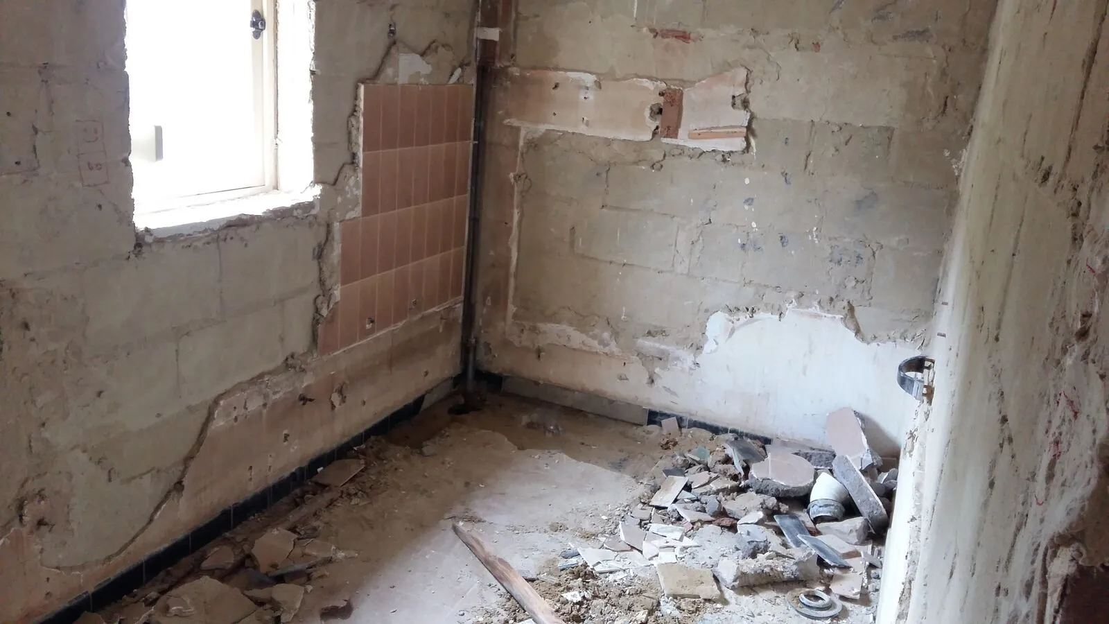 Badkamer gestript tot de ruwbouw vóór de renovatie in Rixensart