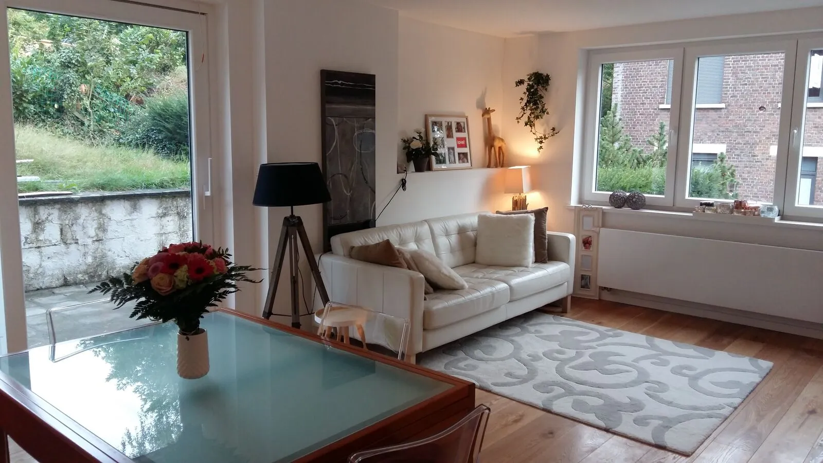 Gerenoveerde living met zithoek en eettafel in Rixensart